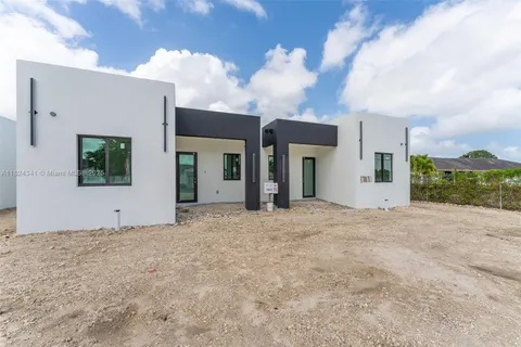 12381 SW 220th St, Miami FL 33170
