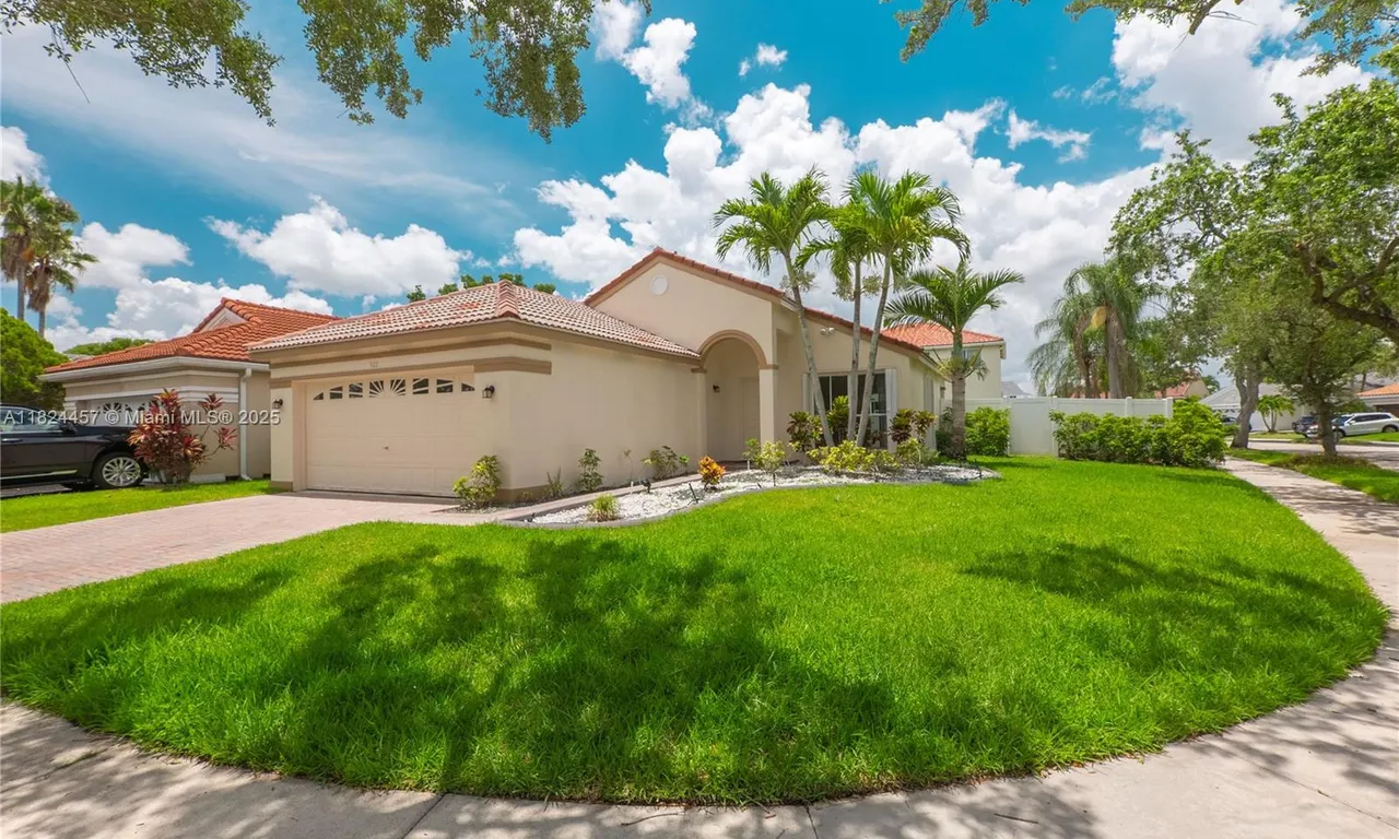 922 Falling Water Rd, Weston FL 33326