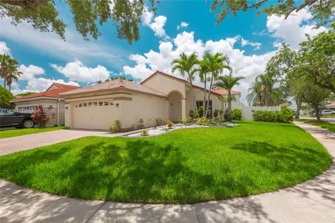 922 Falling Water Rd, Weston FL 33326