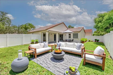 922 Falling Water Rd, Weston FL 33326