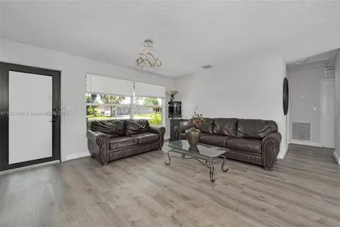 5576 SW 7th St, Margate FL 33068