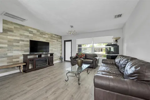 5576 SW 7th St, Margate FL 33068