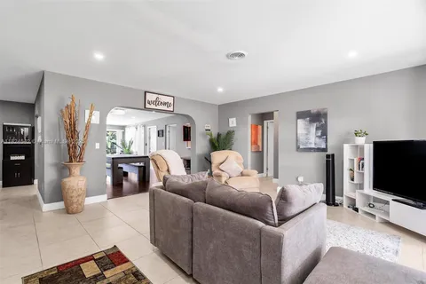 271 SE 4th St, Pompano Beach FL 33060