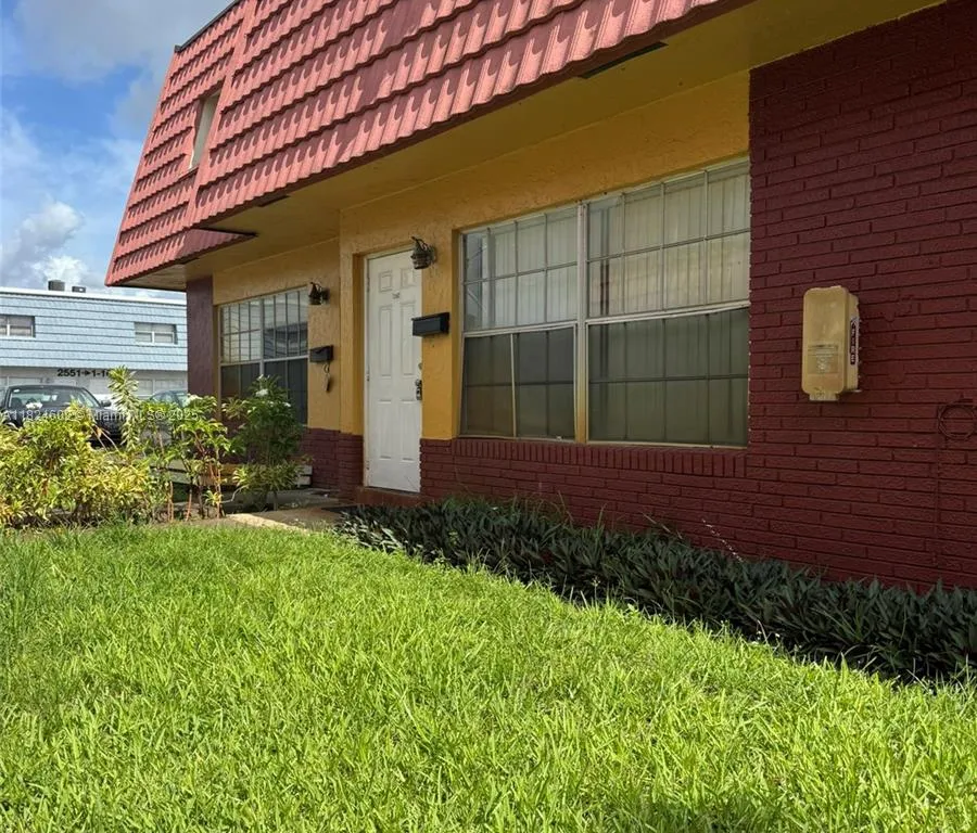 2562 NW 52nd Ave # B18, Lauderhill FL 33313