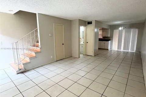 2562 NW 52nd Ave # B18, Lauderhill FL 33313