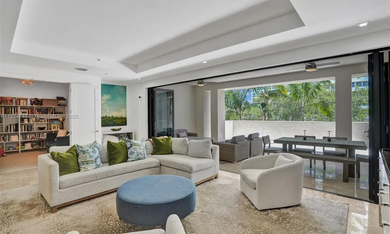 718 Valencia Ave # 204, Coral Gables FL 33134