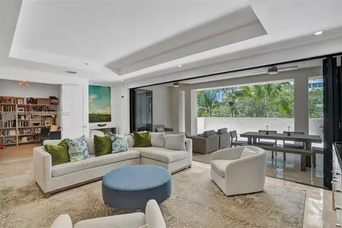 718 Valencia Ave # 204, Coral Gables FL 33134