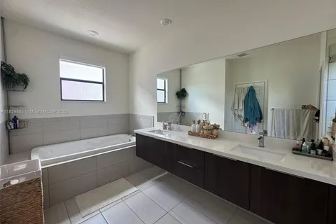10240 NW 76th Ter, Doral FL 33178