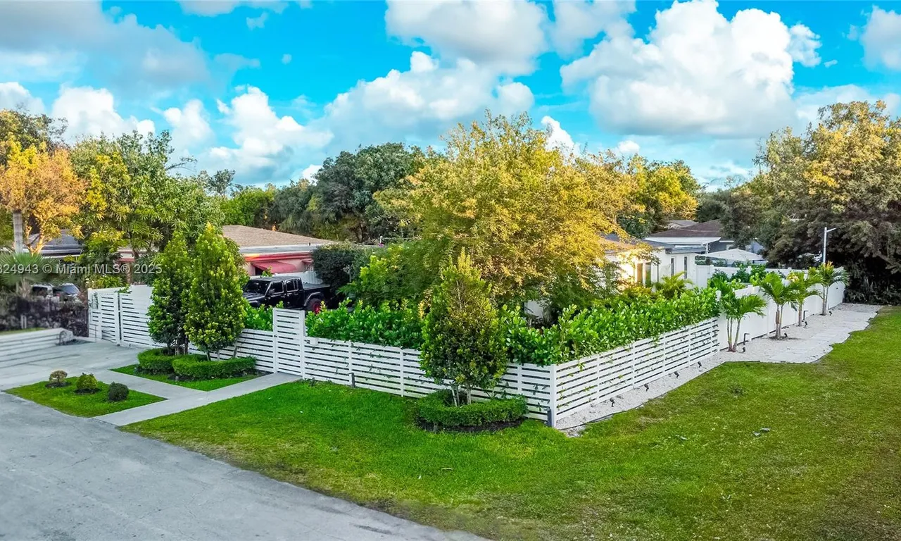 532 NW 100th St, Miami FL 33150