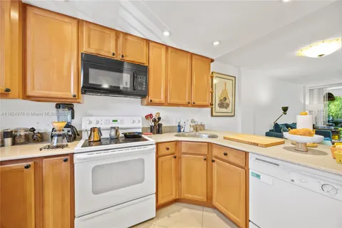 114 Royal Park Dr # 2B, Oakland Park FL 33309