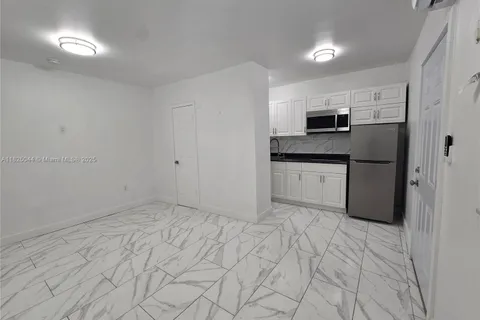 1230 NW 70 st # 1230, Miami FL 33147
