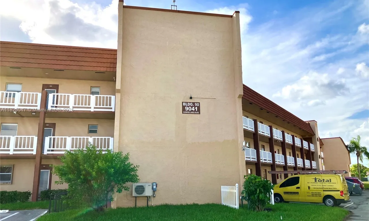 9041 Sunrise Lakes Blvd # 208, Sunrise FL 33322