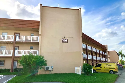 9041 Sunrise Lakes Blvd # 208, Sunrise FL 33322
