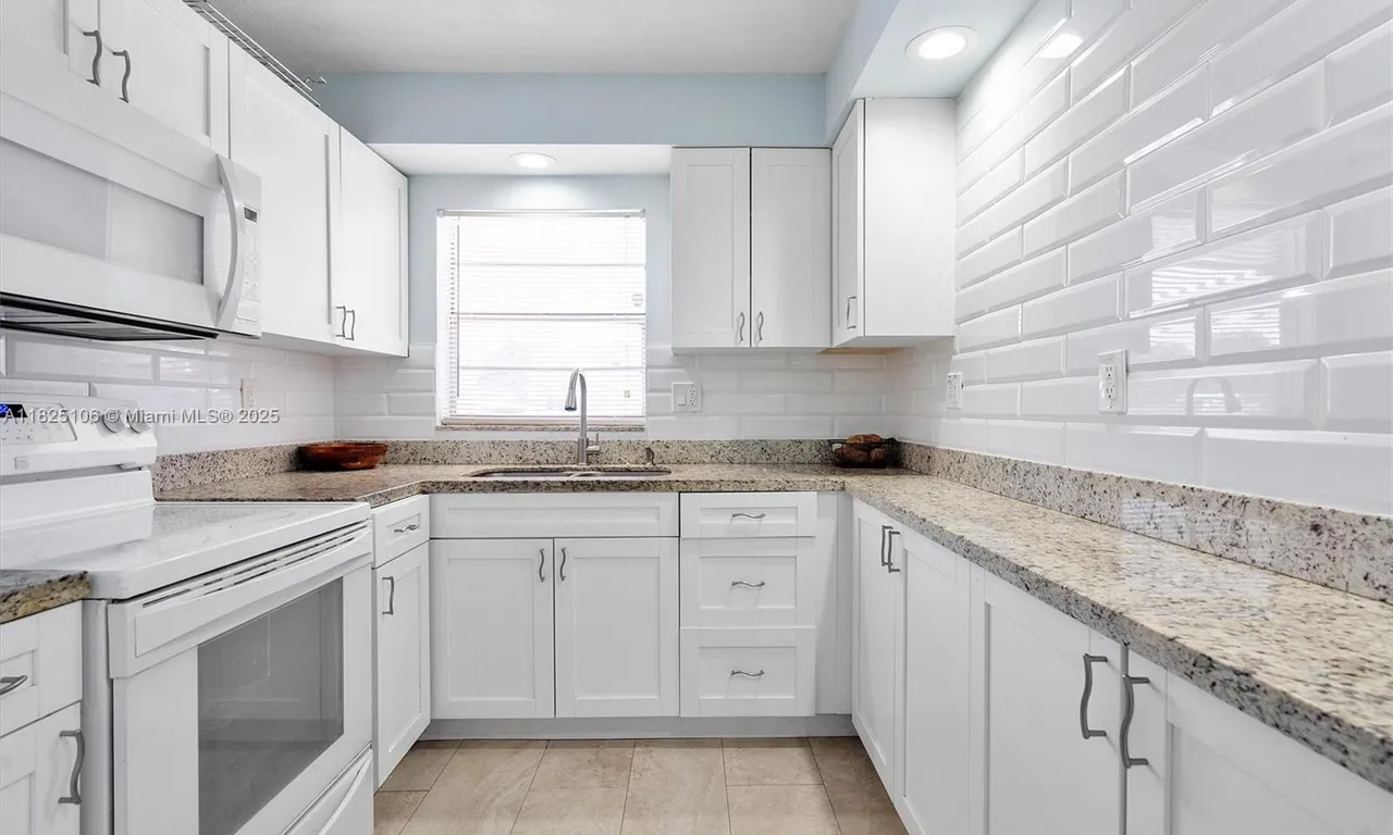1200 Tallwood Ave # 109, Hollywood FL 33021