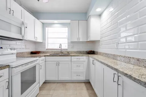 1200 Tallwood Ave # 109, Hollywood FL 33021
