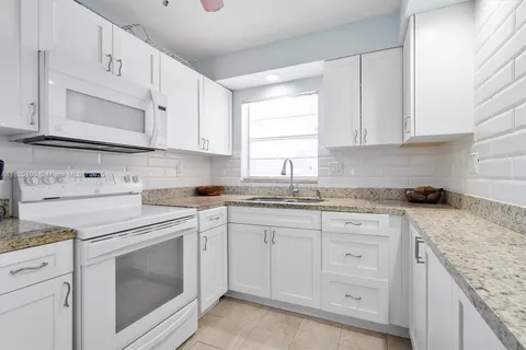 1200 Tallwood Ave # 109, Hollywood FL 33021