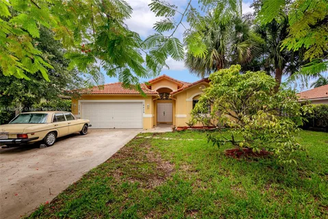 16859 Crestview Ln, Weston FL 33326