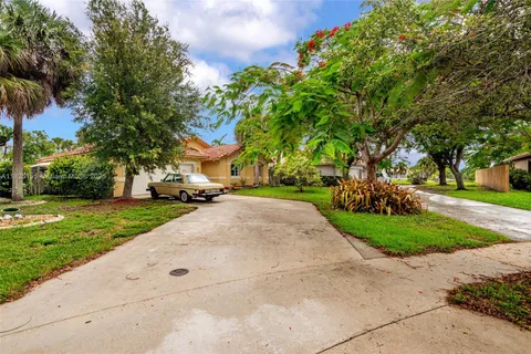 16859 Crestview Ln, Weston FL 33326