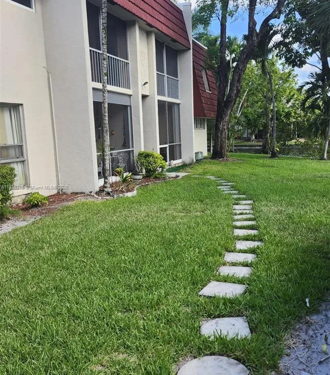 21 Jacaranda Country Club Dr # 224, Plantation FL 33324