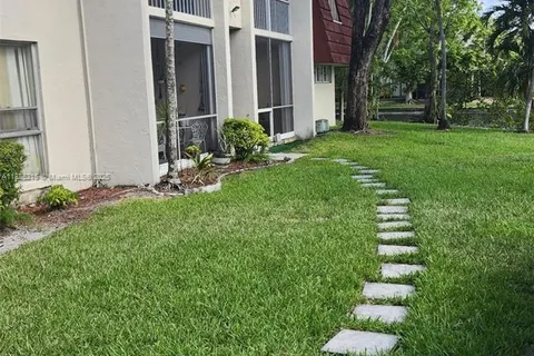 21 Jacaranda Country Club Dr # 224, Plantation FL 33324