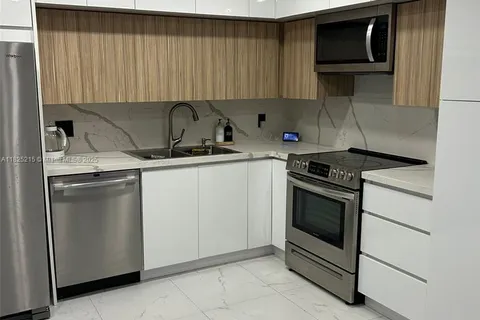 21 Jacaranda Country Club Dr # 224, Plantation FL 33324