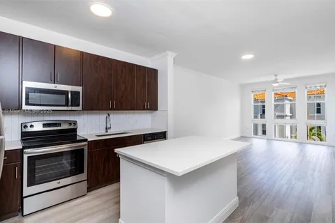 10170 SW 7th St # 402, Pembroke Pines FL 33025