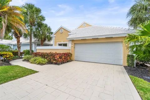 9047 Baybury Ln, West Palm Beach FL 33411