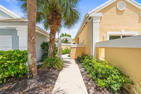 9047 Baybury Ln, West Palm Beach FL 33411