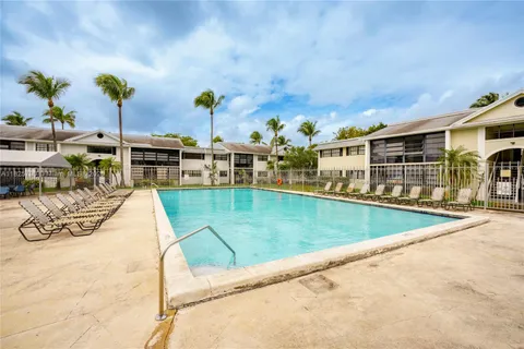 933 NE 199th St # 102, Miami FL 33179