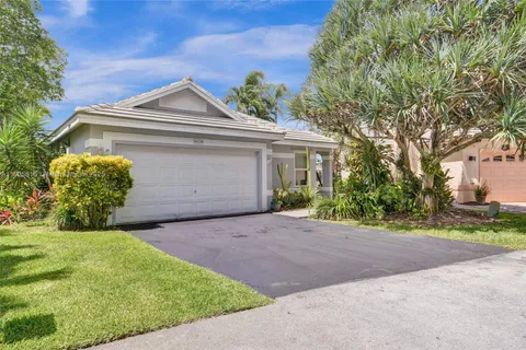 8820 Woodside Ct, Davie FL 33328