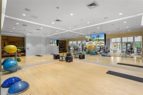 16385 Biscayne Blvd # 1918, North Miami Beach FL 33160