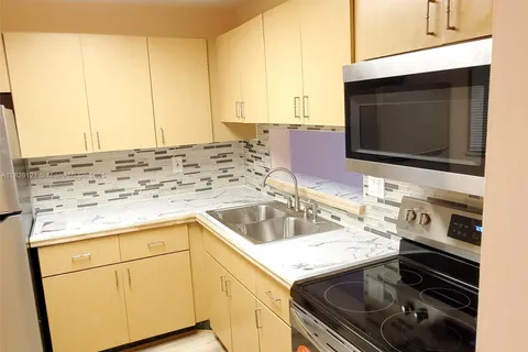 8615 NW 8th St # 321, Miami FL 33126