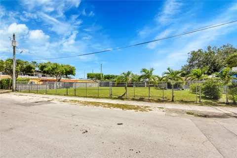 2141 NW 86th St, Miami FL 33147