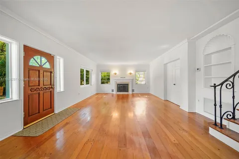 5842 Alton Rd, Miami Beach FL 33140