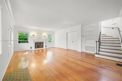 5842 Alton Rd, Miami Beach FL 33140