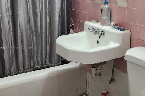 890 E 52nd St, Hialeah FL 33013