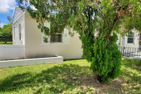 1240 NE 143rd St, North Miami FL 33161