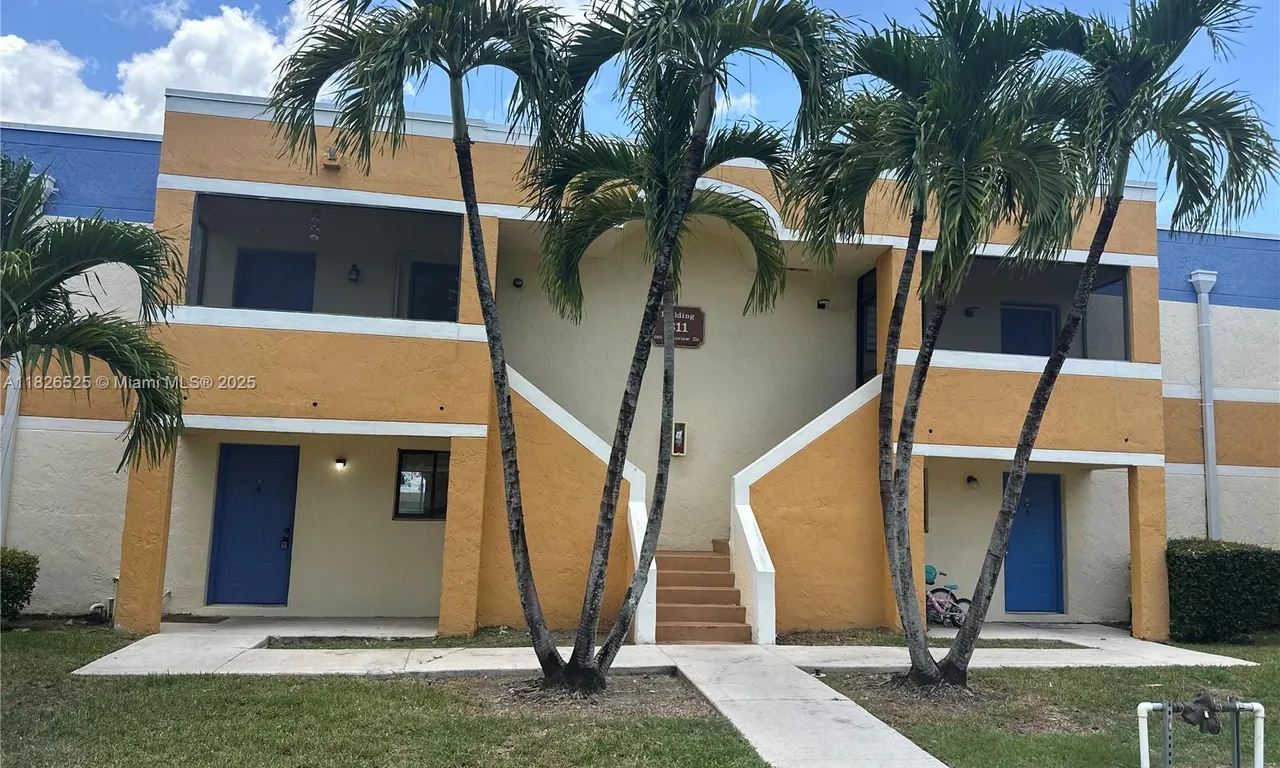 185 Lakeview Dr # 102, Weston FL 33326