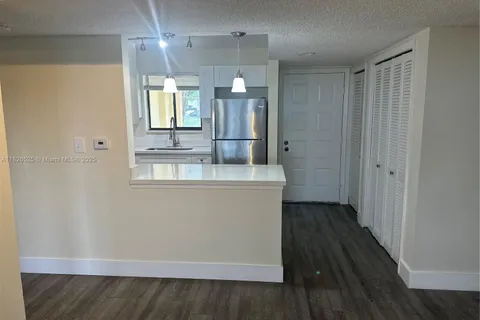 185 Lakeview Dr # 102, Weston FL 33326