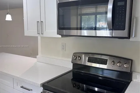 185 Lakeview Dr # 102, Weston FL 33326