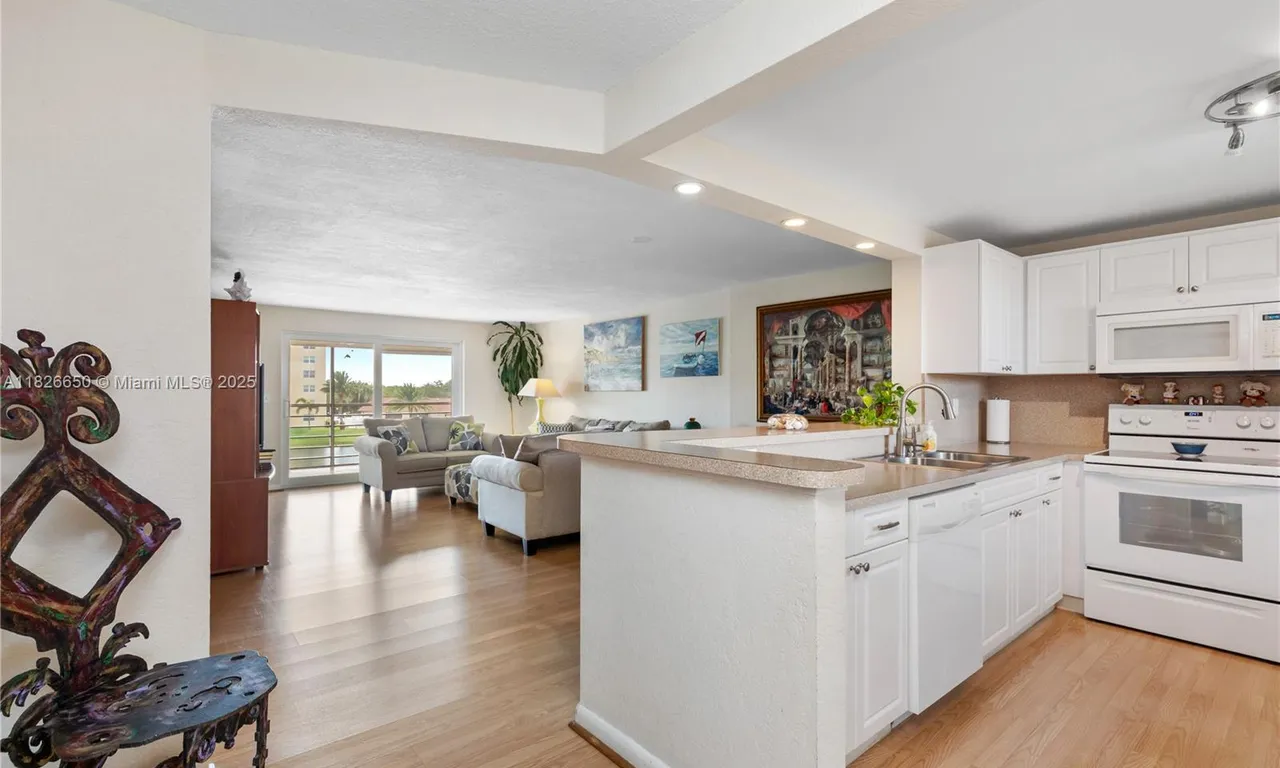 431 SE 3rd St # 305, Dania Beach FL 33004