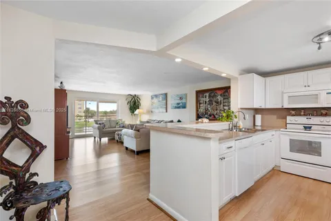 431 SE 3rd St # 305, Dania Beach FL 33004