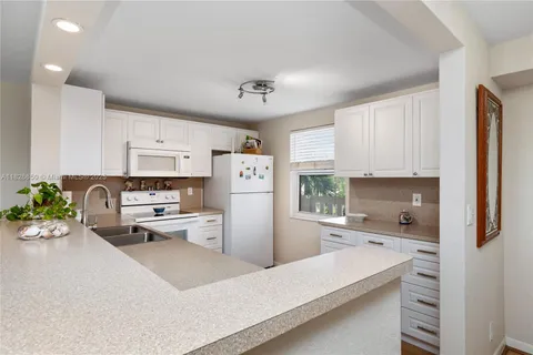 431 SE 3rd St # 305, Dania Beach FL 33004