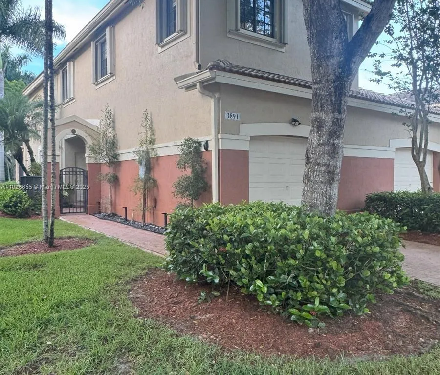 3891 Tree Top Dr, Weston FL 33332