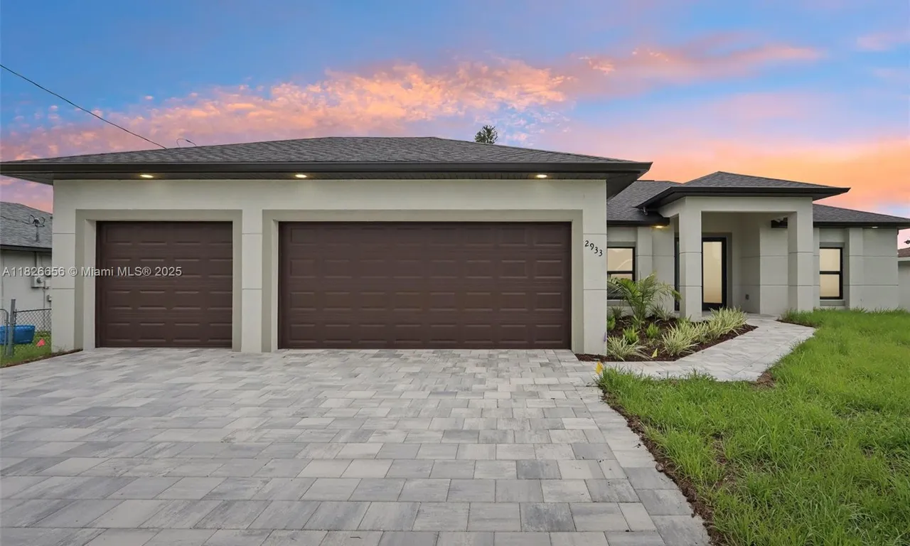 2933 SE Santa Barbara Pl, Cape Coral FL 33904