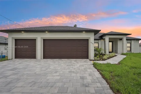 2933 SE Santa Barbara Pl, Cape Coral FL 33904