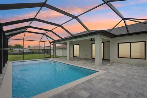 2933 SE Santa Barbara Pl, Cape Coral FL 33904