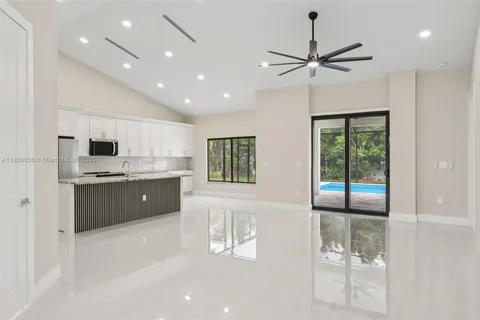 2933 SE Santa Barbara Pl, Cape Coral FL 33904