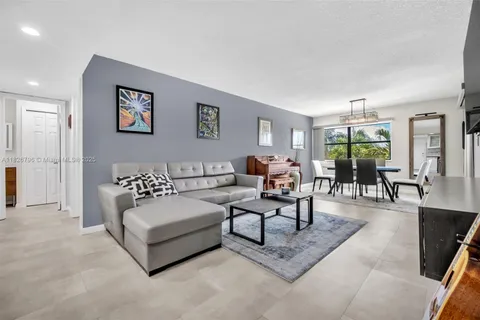 220 Lakeview Dr # 308, Weston FL 33326