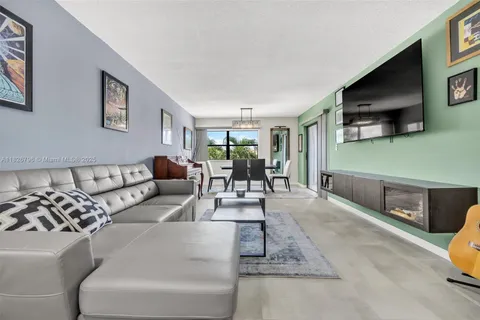 220 Lakeview Dr # 308, Weston FL 33326